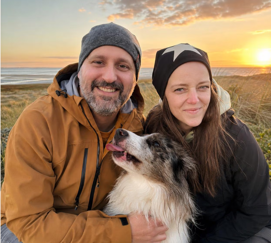 Sabrina und Maik von MASAFLE mit Hund am Strand bei Sonnenuntergang